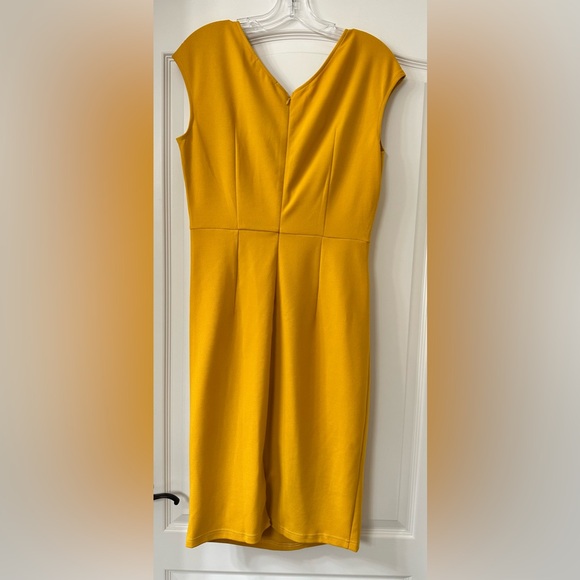 Gold sleeveless dress - Picture 2 of 3